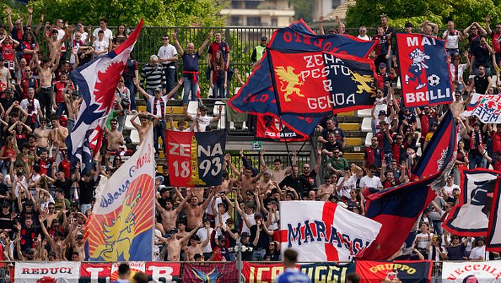 COMO, ITALY - APRIL 27: Supporters of Genoa show the flags during the Serie A match between Como and Genoa at Stadio G. Sinigaglia on April 27, 2025 in Como, Italy. (Photo by Pier Marco Tacca/Getty Images) Genoa-Milan