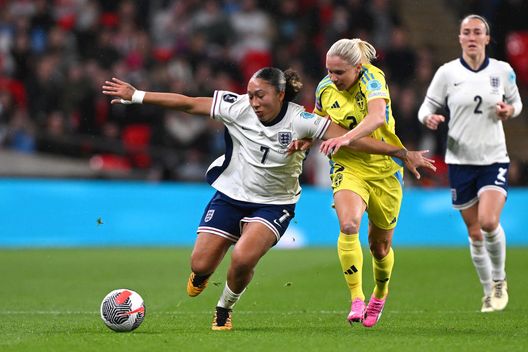 Lauren James dell'Inghilterra viene sfidata da Jonna Andersson della Svezia durante la partita di qualificazione femminile a UEFA EURO 2025 tra Inghilterra e Svezia allo stadio di Wembley il 5 aprile 2024 a Londra, Inghilterra. (Foto di Mike Hewitt/Getty Images) Svezia Inghilterra dove vedere