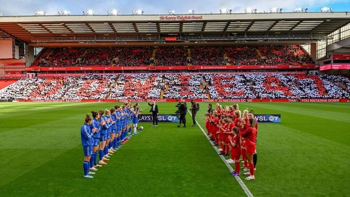 Tutti in piedi al Merseyside derby: il tributo di Anfield a Natasha Dowie - immagine 1
