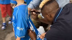 Osimhen cuore d’oro: regala e firma la maglia ad un bimbo dopo la partita