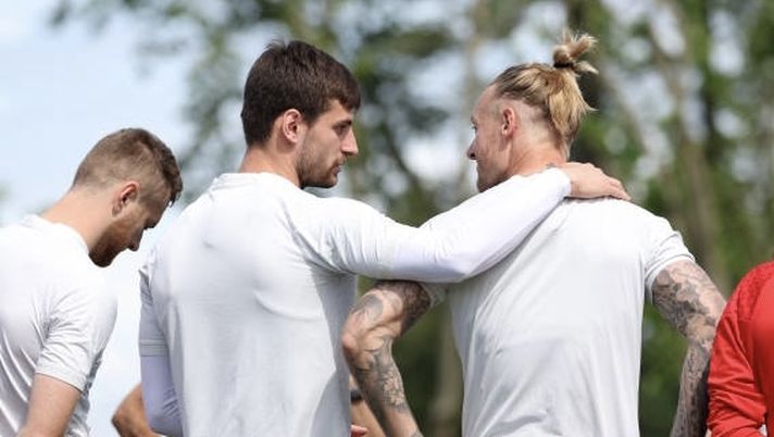 CAIRATE, ITALY - MAY 22: Matteo Gabbia (L) of AC Milan and Simon Kjaer (R) looks on during an AC Milan Training Session at Milanello on May 22, 2024 in Cairate, Italy. (Photo by Giuseppe Cottini/AC Milan via Getty Images) Gabbia incorona Simon Kjær: “Un fratello maggiore, grazie” - immagine 1