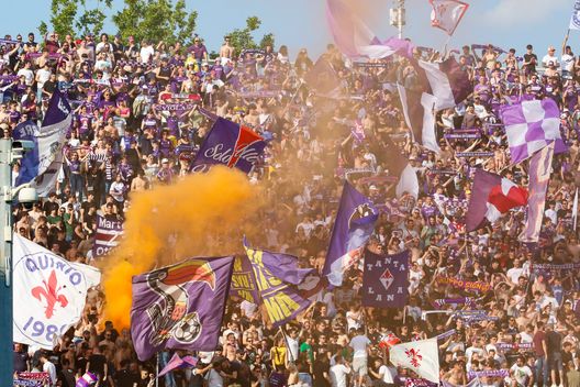 GERMOGLI PH: 27 MAGGIO 2023 FIRENZE STADIO ARTEMIO FRANCHI CAMPIONATO SERIE A FIORENTINA VS ROMA NELLA FOTO TIFOSI CURVA FIESOLE Ecco il dato definitivo sugli abbonamenti, netto calo rispetto al 2022- immagine 2