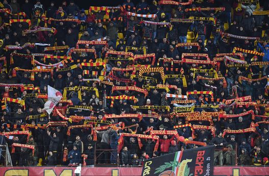 BENEVENTO, ITALY - DECEMBER 29: Benevento Calcio tifosi del Bevento sono uno spettacolo allo Stadio Ciro Vigorito nel Dicembre 29, 2019 in Benevento, Italia. (Photo by Francesco Pecoraro/Getty Images) Benevento-Cosenza: i leader tecnici che potrebbero accendere il match- immagine 2