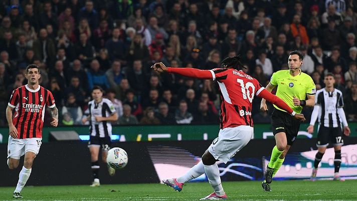 UDINE, ITALY - APRIL 11: Rafael Leao of AC Milan scores the opening goal during the Serie A match between Udinese and AC Milan at Stadio Friuli on April 11, 2025 in Udine, Italy. (Photo by Alessandro Sabattini/Getty Images)  Leao gol