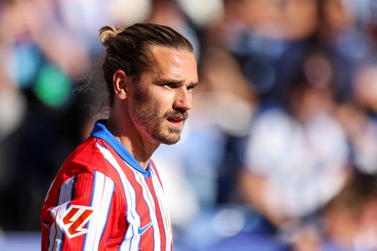 BARCELONA, SPAIN - MARCH 29: Antoine Griezmann of Atletico de Madrid looks on during the LaLiga match between RCD Espanyol de Barcelona and Atletico de Madrid at RCDE Stadium on March 29, 2025 in Barcelona, Spain. (Photo by Judit Cartiel/Getty Images)