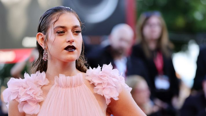 VENICE, ITALY - SEPTEMBER 02: Gaia Gozzi attends the 'Bones And All' red carpet at the 79th Venice International Film Festival on September 02, 2022 in Venice, Italy. (Photo by Andreas Rentz/Getty Images)  Domenica In, Gaia e lo sfogo di acne sul viso: “Bloccava la mia serenità, non voglio nascondermi” - immagine 1