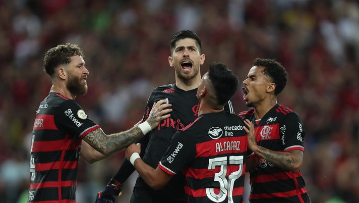 RIO DE JANEIRO, BRAZIL - OCTOBER 17: Goalkeeper Agustin Rossi (2nd L) of Flamengo celebrates with teammates Leo Pereira (L) and Carlos Alcaraz (2nd R) after a penalty kick save during the match between Flamengo and Fluminense as part of Brasileirao 2024 at Maracana Stadium on October 17, 2024 in Rio de Janeiro, Brazil. (Photo by Wagner Meier/Getty Images) Mondiale per Club