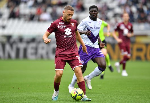 TURIN, ITALY - MAY 21: Nikola Vlasic of Torino FC runs with the ball during the Serie A match between Torino FC and ACF Fiorentina at Stadio Olimpico di Torino on May 21, 2023 in Turin, Italy. (Photo by Valerio Pennicino/Getty Images) Torino, il pagellone di fine anno: Vlasic 7, gol e assist a servizio della squadra- immagine 2