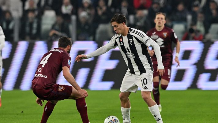 TURIN, ITALY - NOVEMBER 09: Kenan Yildiz of Juventus is challenged by Sebastian Walukiewicz of Torino during the Serie A match between Juventus and Torino at Juventus Stadium on November 09, 2024 in Turin, Italy. (Photo by Chris Ricco - Juventus FC/Juventus FC via Getty Images) Juventus-Torino 2-0, Yildiz e Cambiaso: “Felici di aver deciso il derby” - immagine 1