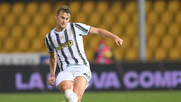 BENEVENTO, ITALY - NOVEMBER 28: Matthijs De Ligt of Juventus during the Serie A match between Benevento Calcio and Juventus at Stadio Ciro Vigorito on November 28, 2020 in Benevento, Italy. (Photo by Francesco Pecoraro/Getty Images) de ligt