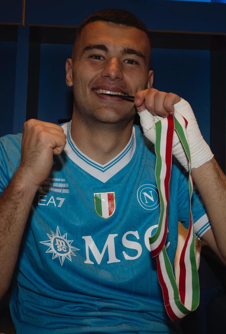Coppa, sorrisi e sigari: gli azzurri festeggiano la Supercoppa! –  LE FOTO - immagine 19