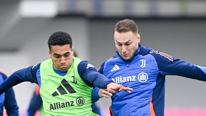 TURIN, ITALY - FEBRUARY 4: Alberto Costa, Teun Koopmeiners of Juventus during a training session at JTC on February 4, 2025 in Turin, Italy. (Photo by Daniele Badolato - Juventus FC/Juventus FC via Getty Images) Juve, cambiata la lista per la Champions League: le novità e l’esclusione di Alberto Costa - immagine 1