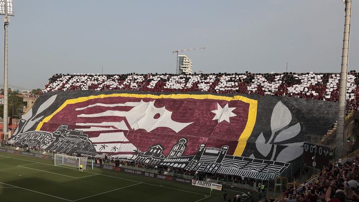 SALERNO, ITALY - MAY 20: US Salernitana supporters display a banner before the Serie A TIM match between US Salernitana and Hellas Verona FC at Stadio Arechi on May 20, 2024 in Salerno, Italy. (Photo by Francesco Pecoraro/Getty Images) Salernitana, mister Raffaele vicino all’esonero: fatale la sconfitta di oggi – TMW - immagine 1