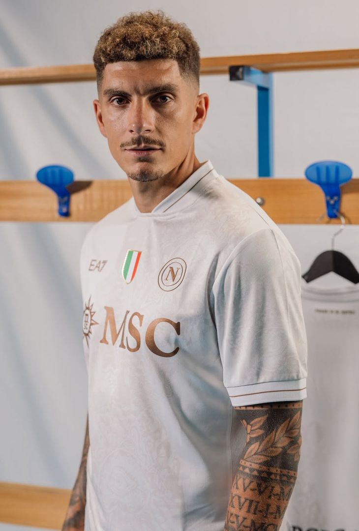 “Napoli addosso”, la 2ª maglia della stagione 2025/26 è bianca e oro – LA FOTOGALLERY - immagine 3