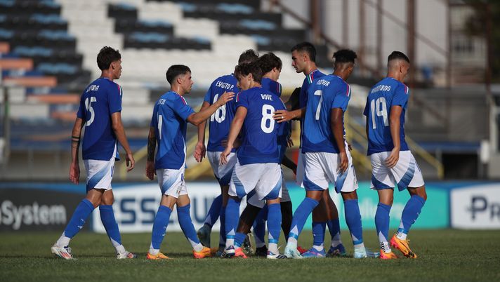LATINA, ITALY - SEPTEMBER 05: Edoardo Bove #8 with his teammates of Italy U21 celebrates after scoring the opening goal during 2025 Under 21 EURO Qualifying Group A match between Italy and San Marino at Stadio Domenico Francioni on September 05, 2024 in Latina, Italy. (Photo by Paolo Bruno/Getty Images) italia under 21