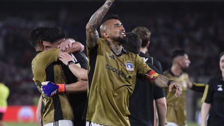 BARRANQUILLA, COLOMBIA - AUGUST 20: Arturo Vidal of Colo Colo celebrates with teammates after winning the Copa CONMEBOL Libertadores 2024 Round of 16 second leg match between Junior and Colo-Colo at Estadio Metropolitano on August 20, 2024 in Barranquilla, Colombia. (Photo by Gabriel Aponte/Getty Images)