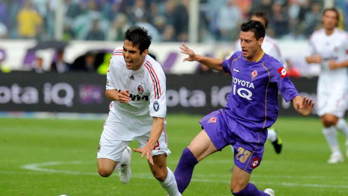 FIRENZE, ITALY - MAY 31: Manuel Pasqual of Fiorentina (R) and Kaká of Milan in action during the Serie A match between Fiorentina and Milan at the Stadio Franchi on May 31, 2009 in Firenze, Italy. (Photo by New Press/Getty Images) Fiorentina-Milan, le 5 partite più emozionanti tra Viola e rossoneri - immagine 1