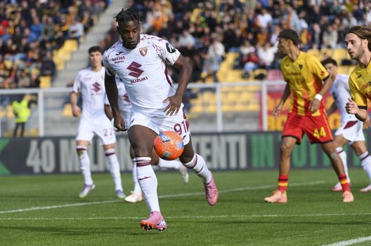 LECCE, ITALY - NOVEMBER 30: Duván Zapata of Torino FC in action during the Serie A match between US Lecce and Torino FC at Stadio Via del Mare on November 30, 2025 in Lecce, Italy. (Photo by Stefano Guidi - Torino FC/Torino FC 1906 via Getty Images) Zapata, è il tuo momento: ecco perché dovrebbe partire titolare contro il Milan- immagine 2