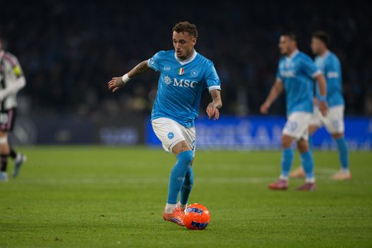 NAPOLI, ITALIA - 7 DICEMBRE: Noa Lang in azione durante la partita di Serie A tra SSC Napoli e Juventus FC allo Stadio Diego Armando Maradona il 7 dicembre 2025 a Napoli, Italia. (Foto di SSC NAPOLI/SSC NAPOLI tramite Getty Images) Noa Lang, da caso spinoso a jolly di Conte: il Napoli inizia a vedere i frutti del suo investimento- immagine 3