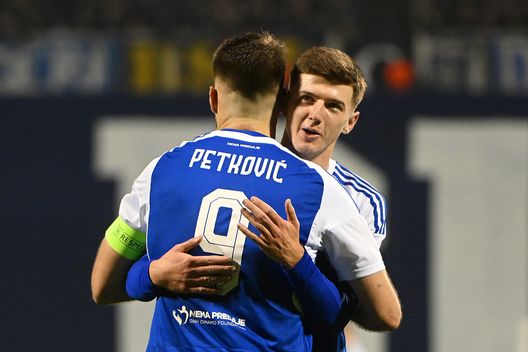 L'abbraccio di Sucic a Bruno Petkovic, capitano della Dinamo Zagabria. (Foto di Jurij Kodrun/Getty Images) Sucic all’Inter: ecco chi è il croato e quali sono le sue caratteristiche- immagine 2