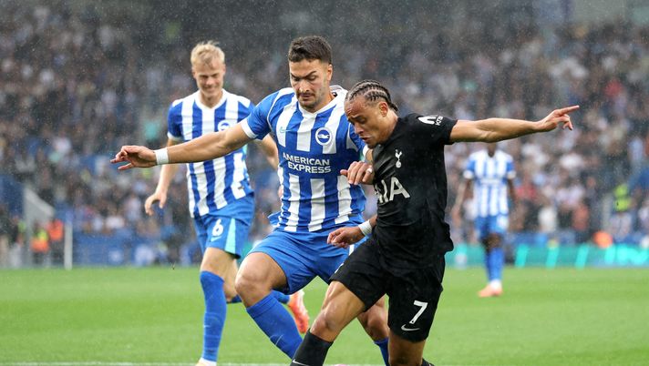 BRIGHTON, ENGLAND - SEPTEMBER 20: Xavi Simons of Tottenham Hotspur is tackled by Diego Coppola of Brighton & Hove Albion during the Premier League match between Brighton & Hove Albion and Tottenham Hotspur at Amex Stadium on September 20, 2025 in Brighton, England. (Photo by Alex Pantling/Getty Images) Il weekend dei calciatori italiani all’estero: esordio di Cassano con il Lugano, pari di Coppola al Brighton- immagine 2