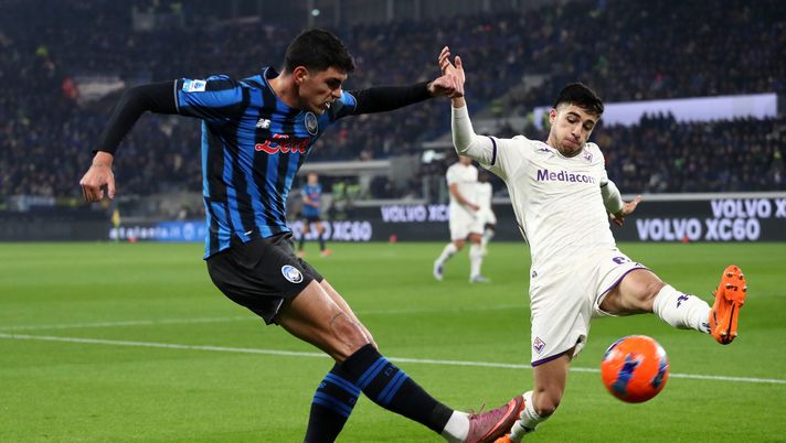 BERGAMO, ITALY - NOVEMBER 30: Raoul Bellanova of Atalanta BC is challenged by Fabiano Parisi of Fiorentina during the Serie A match between Atalanta BC and ACF Fiorentina at Gewiss Stadium on November 30, 2025 in Bergamo, Italy. (Photo by Marco Luzzani/Getty Images) Corriere di Bergamo: “Fiorentina su Bellanova. E prova il sorpasso per Alajbegovic” - immagine 1