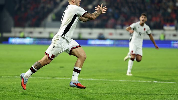 BELGRADO, SERBIA - 11 OTTOBRE: Rey Manaj dell'Albania festeggia il primo gol della sua squadra durante la partita di qualificazione alla Coppa del Mondo FIFA 2026 tra Serbia e Albania, l'11 ottobre 2025 a Belgrado, Serbia. (Foto di Srdjan Stevanovic/Getty Images) Albania Manaj