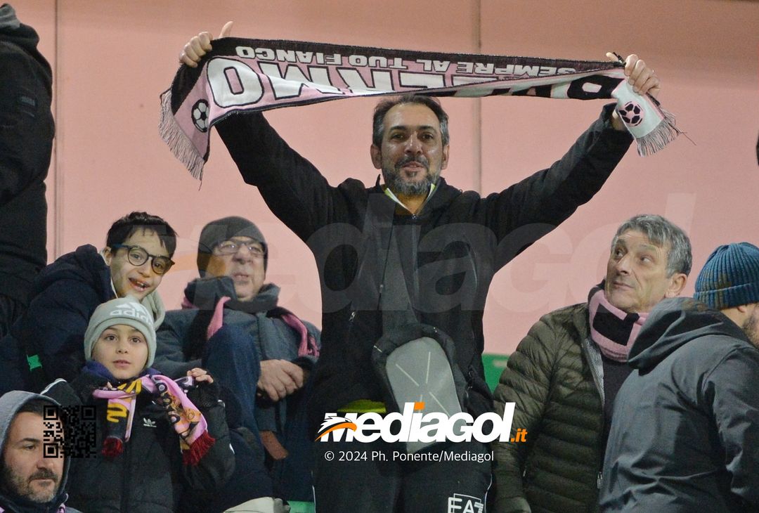 FOTOTIFO Palermo-Bari 3-0, gli scatti ai tifosi al “Renzo Barbera” (GALLERY) - immagine 23