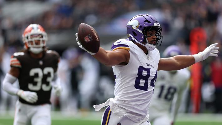 LONDON, ENGLAND - OCTOBER 05: Josh Oliver of Minnesota Vikings celebrates scoring his teams first touchdown during the first quarter in the NFL 2025 game between Minnesota Vikings and Cleveland Browns at Tottenham Hotspur Stadium on October 05, 2025 in London, England.'' (Photo by Michael Steele/Getty Images) NFL, Lions-Vikings: diretta tv e streaming live del match - immagine 1