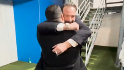 VIDEO Salvatore Esposito tifoso speciale per Napoli-Juve: bell’abbraccio con Manna