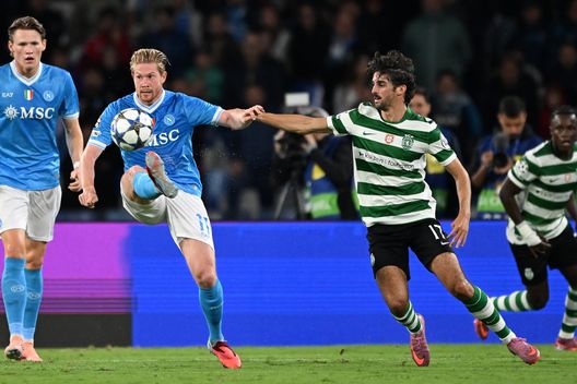 NAPLES, ITALY - OCTOBER 01: Kevin De Bruyne of SSC Napoli battles for possession with Francisco Trincao of Sporting Clube de Portugal during the UEFA Champions League 2025/26 League Phase MD2 match between SSC Napoli and Sporting Clube de Portugal at Stadio Diego Armando Maradona on October 01, 2025 in Naples, Italy. (Photo by Francesco Pecoraro/Getty Images)