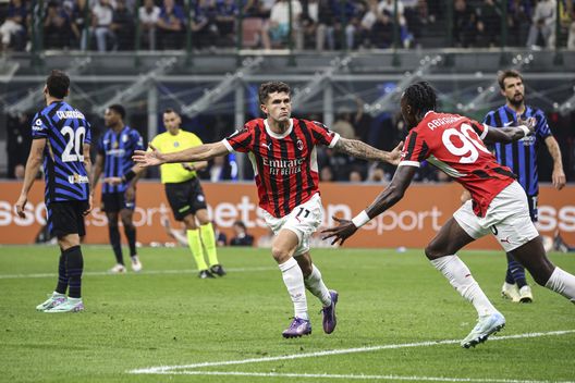 MILAN, ITALY - SEPTEMBER 22: Christian Pulisic of AC Milan celebrates after scoring the opening goal during the Serie A match between FC Internazionale and AC Milan at Stadio Giuseppe Meazza on September 22, 2024 in Milan, Italy. (Photo by Giuseppe Cottini/AC Milan via Getty Images) Milan e Inter: un Derby della Madonnina senza tempo- immagine 11