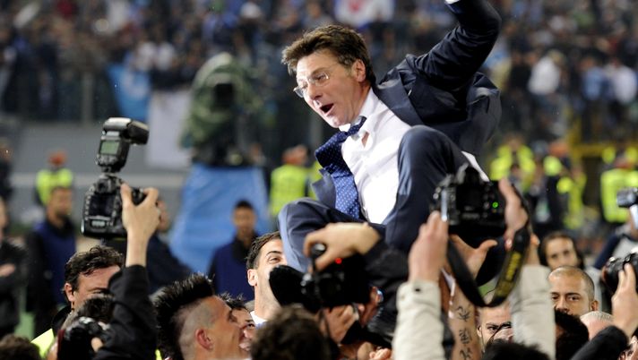 ROME, ITALY - MAY 20: SSC Napoli head coach Walter Mazzarri celebrates after the Tim Cup Final between Juventus FC and SSC Napoli at Olimpico Stadium on May 20, 2012 in Rome, Italy. (Photo by Claudio Villa/Getty Images) De Laurentiis loda Mazzarri: “Avevo gli stessi risultati con un quinto degli stipendi attuali” - immagine 1