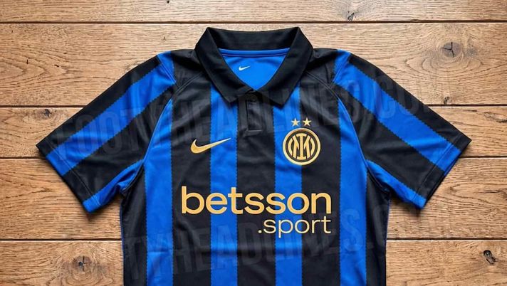 Inter, ecco la maglia home 2026-27: torna il nerazzurro classico! Tutte le foto e i dettagli Inter, ecco la maglia home 2026-27: torna il nerazzurro classico! Tutte le foto e i dettagli - immagine 1