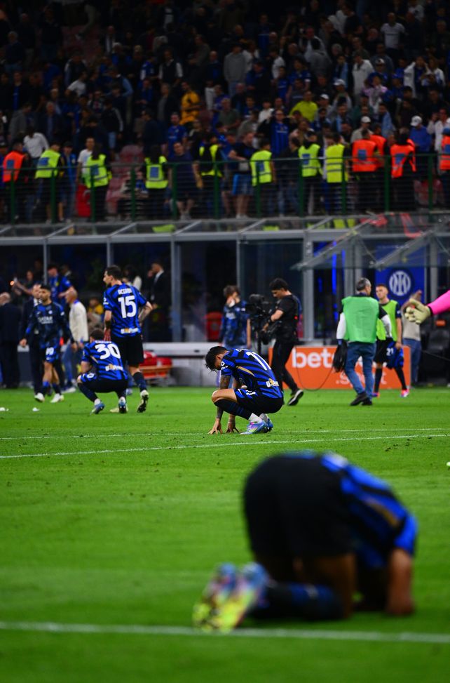 La delusione dei giocatori dell'Inter dopo il pareggio contro la Lazio. (Foto di Mattia Pistoia-Inter/Inter via Getty Images) Como-Inter, Mctominay infrange i sogni nerazzurri: per Fabregas la fine dell’inizio- immagine 3