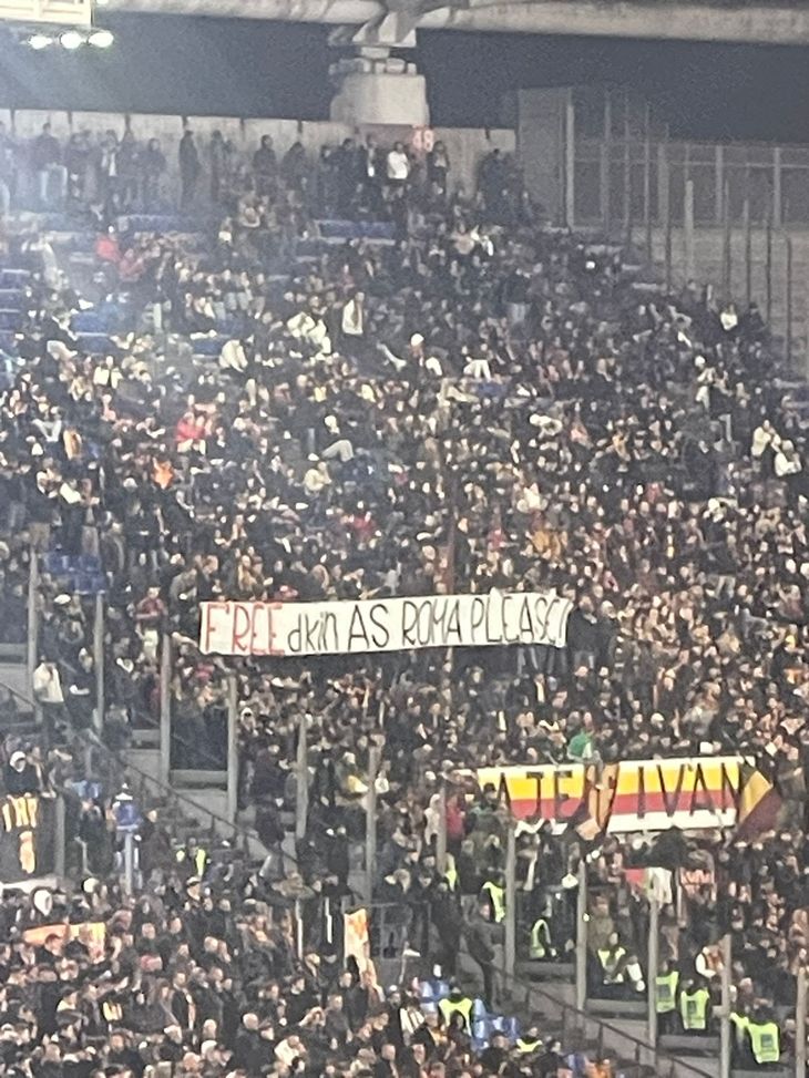Roma-Lecce, l’Olimpico attacca i Friedkin: striscioni e fischi per Ryan- immagine 2