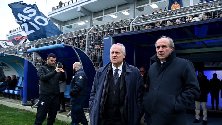 ROME, ITALY - JANUARY 09: SS Lazio President Claudio Lotito and Sportive director SS Lazio Angelo Fabiani during the SS Lazio training session at the Formello sport centre on January 09, 2024 in Rome, Italy. (Photo by Marco Rosi - SS Lazio/Getty Images) Lazio, Fabiani: “Ci mancano tanti giocatori e le fatiche si fanno sentire” - immagine 1