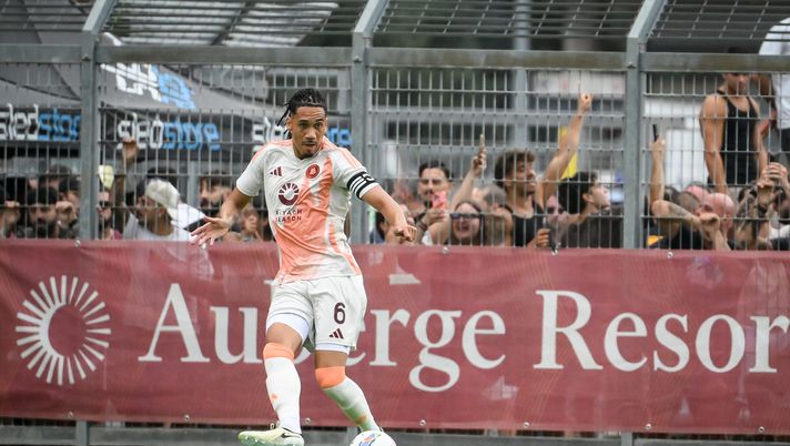 Roma, l’agente di Smalling arriva a Burton: colloquio tra i due prima dell’allenamento - immagine 1