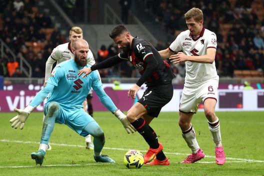 MILAN, ITALY - JANUARY 11: Olivier Giroud of AC Milan is challenged by Vanja Milinkovic Savic and David Zima of Torino FC during the Coppa Italia match between AC Milan and Torino FC at Stadio Giuseppe Meazza on January 11, 2023 in Milan, Italy. (Photo by Marco Luzzani/Getty Images) Torino, il punto dall’infermeria: Radonjic rischia il forfait anche con lo Spezia- immagine 2
