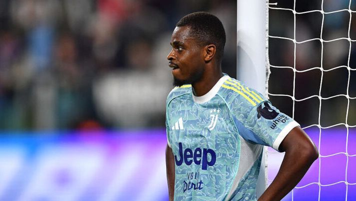 TURIN, ITALY - SEPTEMBER 27: Pierre Kalulu of Juventus looks on during the Serie A match between Juventus FC and Atalanta BC at the Allianz Stadium on September 27, 2025 in Turin, Italy. (Photo by Valerio Pennicino/Getty Images) Kalulu: “Non è come la Juve dello scorso anno e vi spiego perché. E sul rientro di Bremer…” - immagine 1