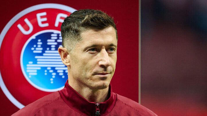WARSAW, POLAND - NOVEMBER 14: Robert Lewandowski of Poland looks on during the anthem prior to the FIFA World Cup 2026 qualifier match between Poland and Netherlands at PGE Narodowy on November 14, 2025 in Warsaw, Poland. (Photo by Rafal Oleksiewicz/Getty Images) Lewandowski e le voci di mercato sul Milan: ecco cosa risulta, il punto di Matteo Moretto - immagine 1