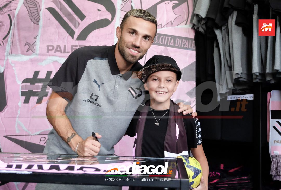 FOTO PALERMO: Federico Di Francesco scatta selfie con i tifosi allo store (GALLERY) - immagine 45