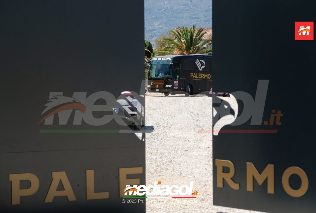 FOTO Bari-Palermo, i Rosanero in partenza dal centro sportivo di Torretta (GALLERY) - immagine 3