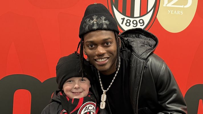 Il Milan ha regalato un sogno al piccolo Vinnie, qui, nella foto, con l'attaccante Rafael Leao | AC Milan News (Getty Images) AC Milan Vinnie Rafael Leao