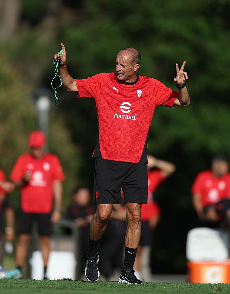 CAIRATE, ITALY - JULY 07: Head coach AC Milan Massimiliano Allegri reacts during AC Milan training session at Milanello on July 07, 2025 in Cairate, Italy. (Photo by Claudio Villa/AC Milan via Getty Images) milan-gol-incassati-stagioni-massimiliano-allegri-difesa-numeri-aglianese