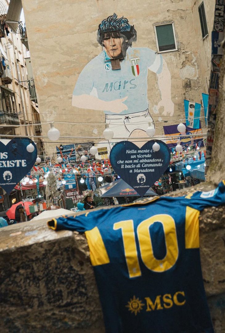 Il Genoa ha omaggiato Diego Armando Maradona attraverso la maglia numero 10, ispirata all'amicizia del grifone con il Boca Juniors.