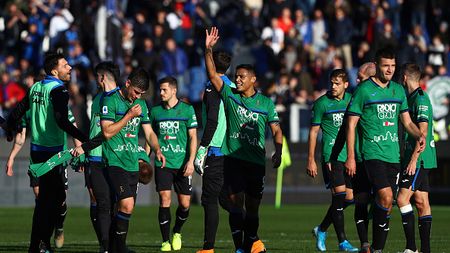 BERGAMO, ITALY - DECEMBER 22: Players of the Atalanta BC celebrate a victory at the end of the Serie A match between Atalanta BC and AC Milan at Gewiss Stadium on December 22, 2019 in Bergamo, Italy. (Photo by Marco Luzzani/Getty Images)