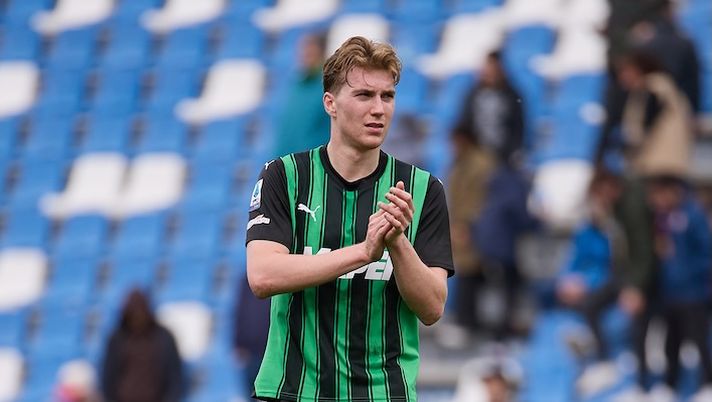 REGGIO NELL'EMILIA, ITALY - APRIL 01: Kristian Thorstvedt of US Sassuolo gestures during the Serie A TIM match between US Sassuolo and Udinese Calcio at Mapei Stadium - Citta' del Tricolore on April 01, 2024 in Reggio nell'Emilia, Italy. (Photo by Emmanuele Ciancaglini/Getty Images) Occasioni per asta e scambi al fantacalcio: ecco sette nomi tra i centrocampisti (con i prezzi medi) - immagine 1