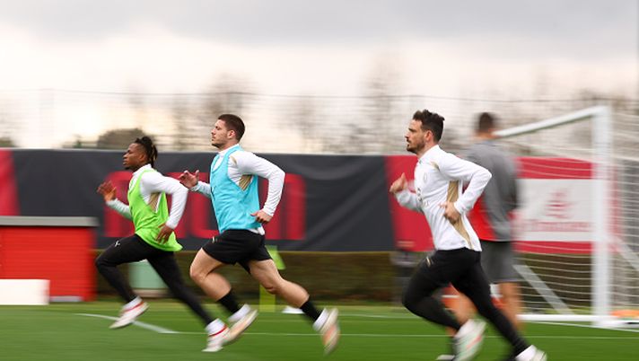 CAIRATE, ITALY - MARCH 11: (L-R) Samuel Chukwueze of AC Milan, Luka Jovic and Alessandro Florenzi in action during an AC Milan Training Session at Milanello on March 11, 2025 in Cairate, Italy. (Photo by Giuseppe Cottini/AC Milan via Getty Images) Florenzi compie gli anni e fa gruppo: pranzo “doc” con lo staff e i compagni - immagine 1