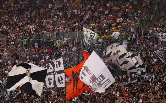 ROMA, ITALIA - 17 MAGGIO: I tifosi della Juventus mostrano il loro sostegno durante la finale di TIM Cup contro la Lazio allo Stadio Olimpico. (Foto di Paolo Bruno/Getty Images) Lazio Juventus